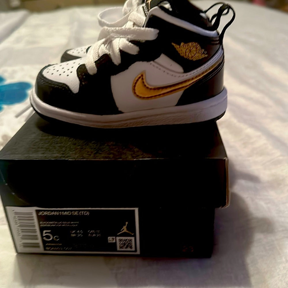 RETRO JORDAN 1 - MID SE SIZE 5c